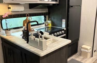 Modern Luxury RV Retreat, Your Cozy Tiny Home - Foto 12