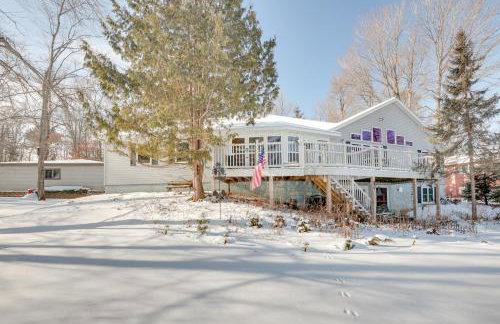 Lakefront Tomahawk Getaway with Deck and 2 Fireplaces! - Foto 27