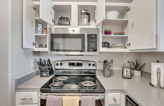 Welcoming 2BR Pool Gym Near Hill AFB Lagoon - Foto 13