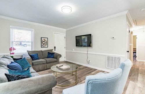 Renovated N Raleigh home with firepit wifi & king bed - Foto 1