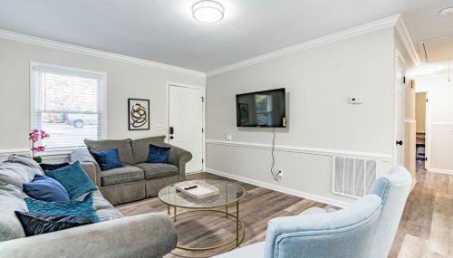 Renovated N Raleigh home with firepit wifi & king bed - Foto 1