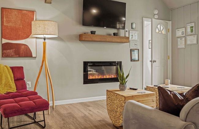 Inn the Poconos by Avantstay Private Lake Access Enclosed Hot Tub - Photo 8