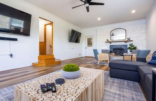 5BR Lakefront Getaway with hot tub - Foto 11