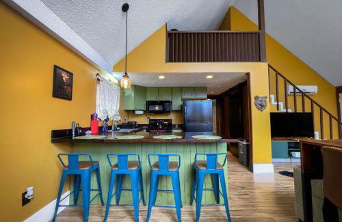 Chalet w Hot Tub Fireplace Grill FirePit & Wifi - Photo 15