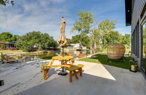 Waterfront Granbury Home with Electric Fireplace! - Foto 34