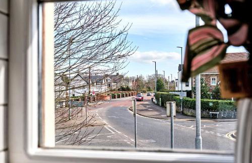 Exclusive Offers l Last-Minute Stay l Sleeps Up to 6 l Conveniently located near town Centre l restaurants l and local attractions l It offers easy access to the stunning Causeway Coast l Coleraine Hideout l WeStayBelfast - Foto 27