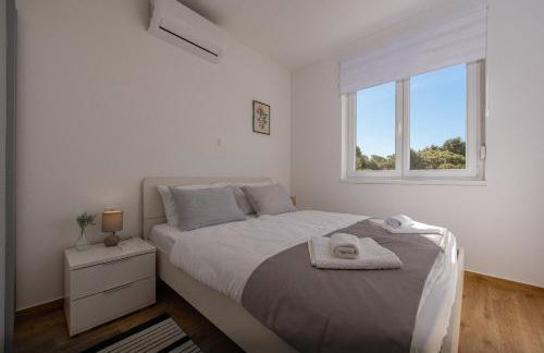 Dolphin view with a pool by the beach - Foto 15