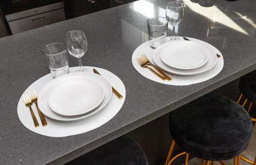 Spacious Luxury Villas in the heart of LA! Free parking and Jacuzzi - Photo 79