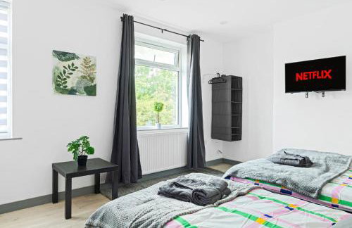 Stanion Luxurious 3 Bedroom Modern House Northamptonshire, Double, Twins, Single, Free Parking, Free Wi-Fi, Pets, Up to 8 Sleeps, 4 Smart TVs - Foto 4