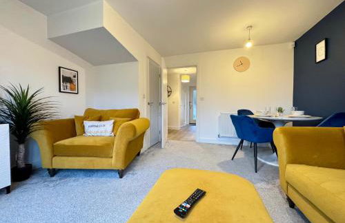 Stylish 2 Bedroom Home Near Lake with Free Parking & Garden - Photo 11