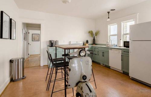 Hipster Vibe Apartment - Food Carts & Live Music - Photo 13