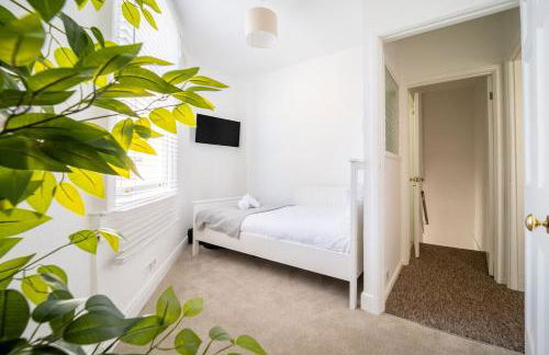 Larkhall Retreat- Village Centre, Parking, 4K TVs, 10mins To City Centre - Photo 10