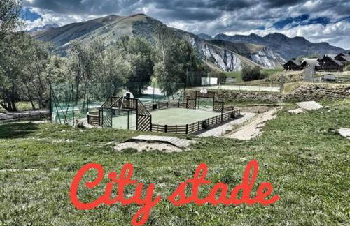 vue splendide montagnes centre village pieds des pistes et remontées Mécaniques - Foto 8