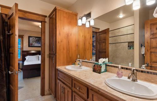 Luxe Artful Mountain Retreat with 4 King Suites, 8 Person Hot Tub and 3 Decks - Foto 13