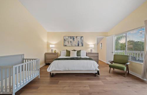 Entire Private Home with 4 Bedrooms, Pool, Hot Tub, King Bed, Garage, Available Now - Foto 51