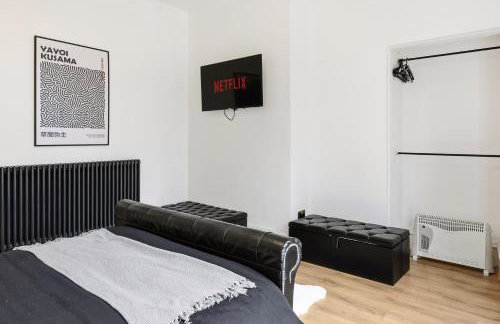 NEW Apartment with Pool Table and Parking Sleeps 7 - Foto 13