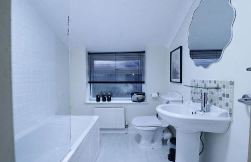 Stylish & Cosy Stay 2-Bed House Train Station Hospital Garden Fast WiFi - Foto 8