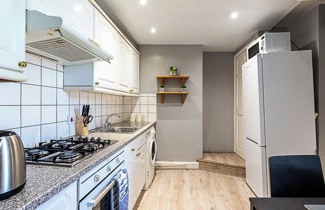 Stylish City Retreat - Photo 14