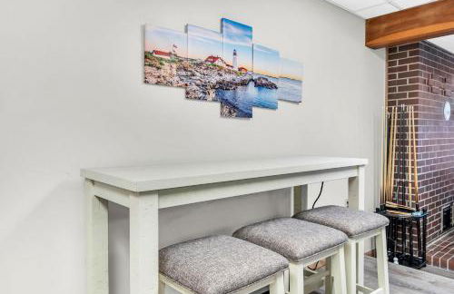 Maine Pondfront Home Sleeps 22 - Pool & Hot Tub - Photo 58