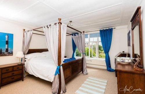 Beachside period family home. 5 BR spacious, comfortable. - Photo 20