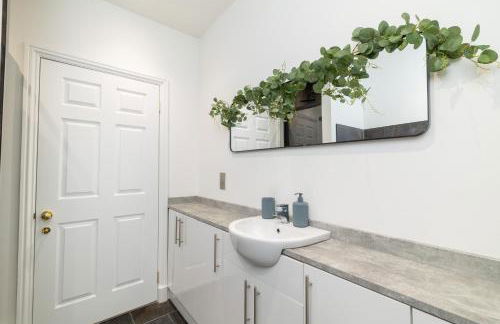 The Central 3BR First-Floor Apartment - Photo 17