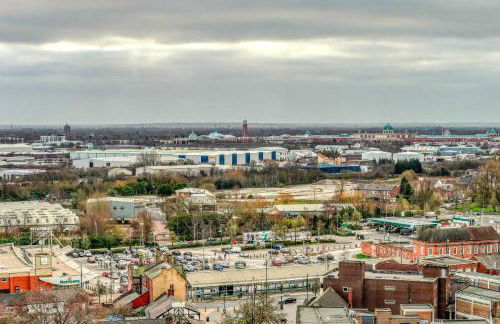 2-BR Near Salford Royal - City & Town Centre View - 1 Minute to Train & Tram Station - Sleeps 6 - Foto 56