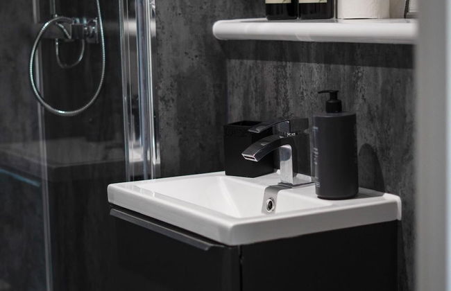 Luxe I Penthouse I Balcony I City Views I Parking I Liverpool City Center I - Photo 10