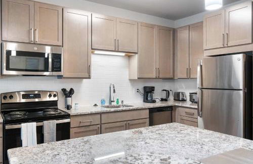 Pool & Fitness Room Near University Park - Covered Parking - Foto 34