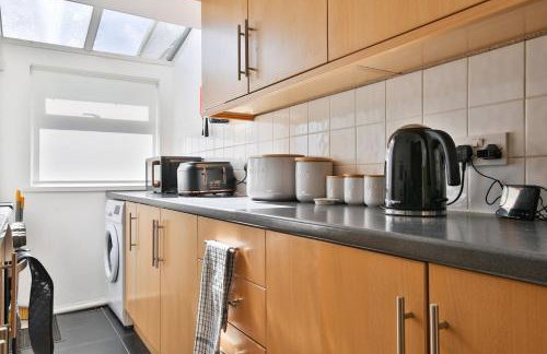 3-Bed Contractor Ready Stay Near City & M4 Access with Parking & Wi-Fi - Foto 6
