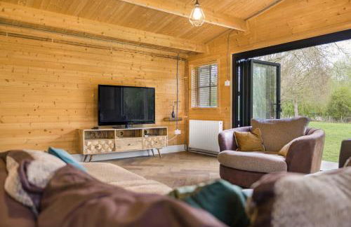 Countryside Cabin on 5 Acres Countryside with Outdoor Firepit, Cinema and converted Stables - Foto 9