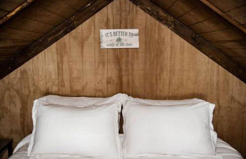 Rustic Chic Alabama Cabin w Loft Fire Pit Pet Friendly Fenced Yard Lake Guntersville - Lucky Lodge - Foto 39