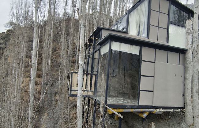 Stunning Cliff-edge 2-bedroom Chalet in Karimabad - Photo 32