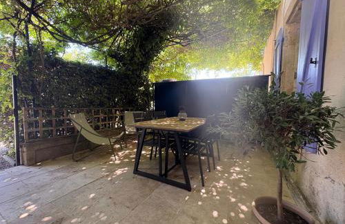 Le mas des glycines - parking privé et terrasse ombragée - Foto 24