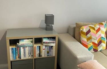 Spacious one bedroom flat, entire property. - Photo 15