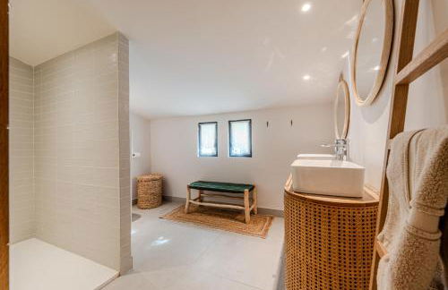 Gorgeous village home with heated pool, ideally located - Foto 22