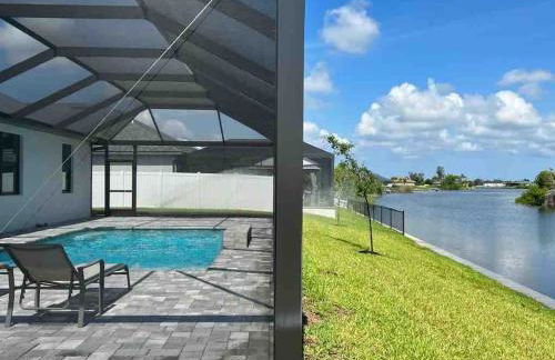 Newly built Villa Ballerina with heated pool and incredible view into beautiful Arrowheadcanal - Photo 16