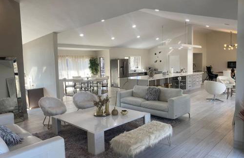 Ranch Style w firepit and big backyard TV Room - Foto 1