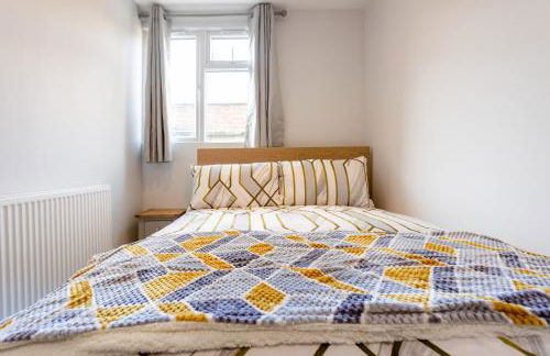 Amazing 3 bedroom, 2 bathroom, ground floor flat with garden, near train Station and bus stop - Foto 27