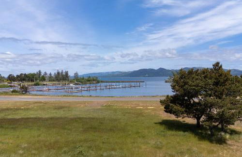 Columbia River Views Spacious Hammond Getaway! - Photo 39