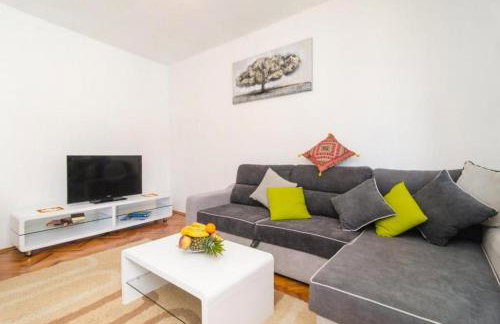 Tranquil Villa with Pool - Photo 7