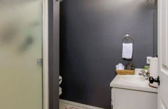 Comfy CDA Family Home with Fire Pit and Huge Yard - Foto 17