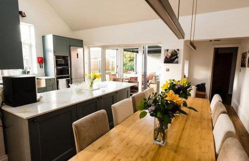 Beachside period family home. 5 BR spacious, comfortable. - Photo 10