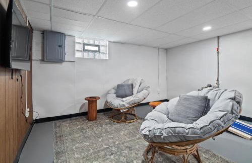 Spacious 4BR in Kamms Corners Cleveland - Game Room - Sleeps 9 - Foto 35