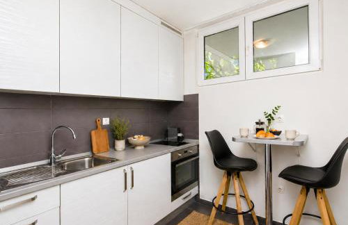 Side by Side Apartments - Photo 7