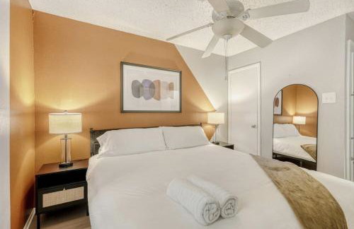 Relaxing King Suite Getaway - Sleeps 4 - Pool, Pkg - Foto 3