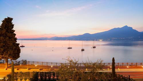 SalvatoreHomes - Luxurious Dreamview Waterfront Apartment in Torri del Benaco with Pool - Casa Azura - a 5 Star Luxury Collection at Lake Garda - Foto 5