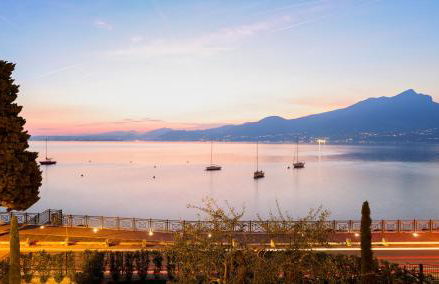 SalvatoreHomes - Luxurious Dreamview Waterfront Apartment in Torri del Benaco with Pool - Casa Azura - a 5 Star Luxury Collection at Lake Garda - Foto 5
