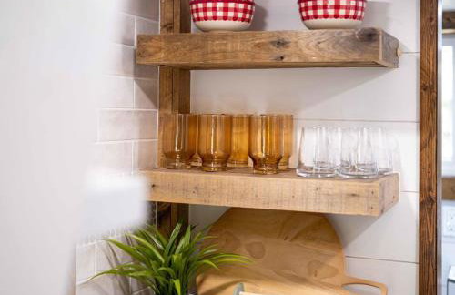 Rustic Cabin Retreat - Cozy Stove & Fresh Eggs - Foto 12
