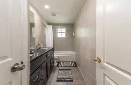 Stylish 3BR 3BA Colonial House by CozySuites - Foto 17