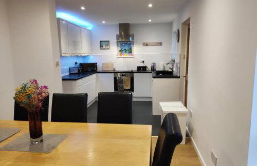 3 Bedrooms, PARKING 3 cars, GARDEN, Wi-fi, CONTRACTOR STAY, close to the Beach, Shops, Hospital, Airport - Foto 4